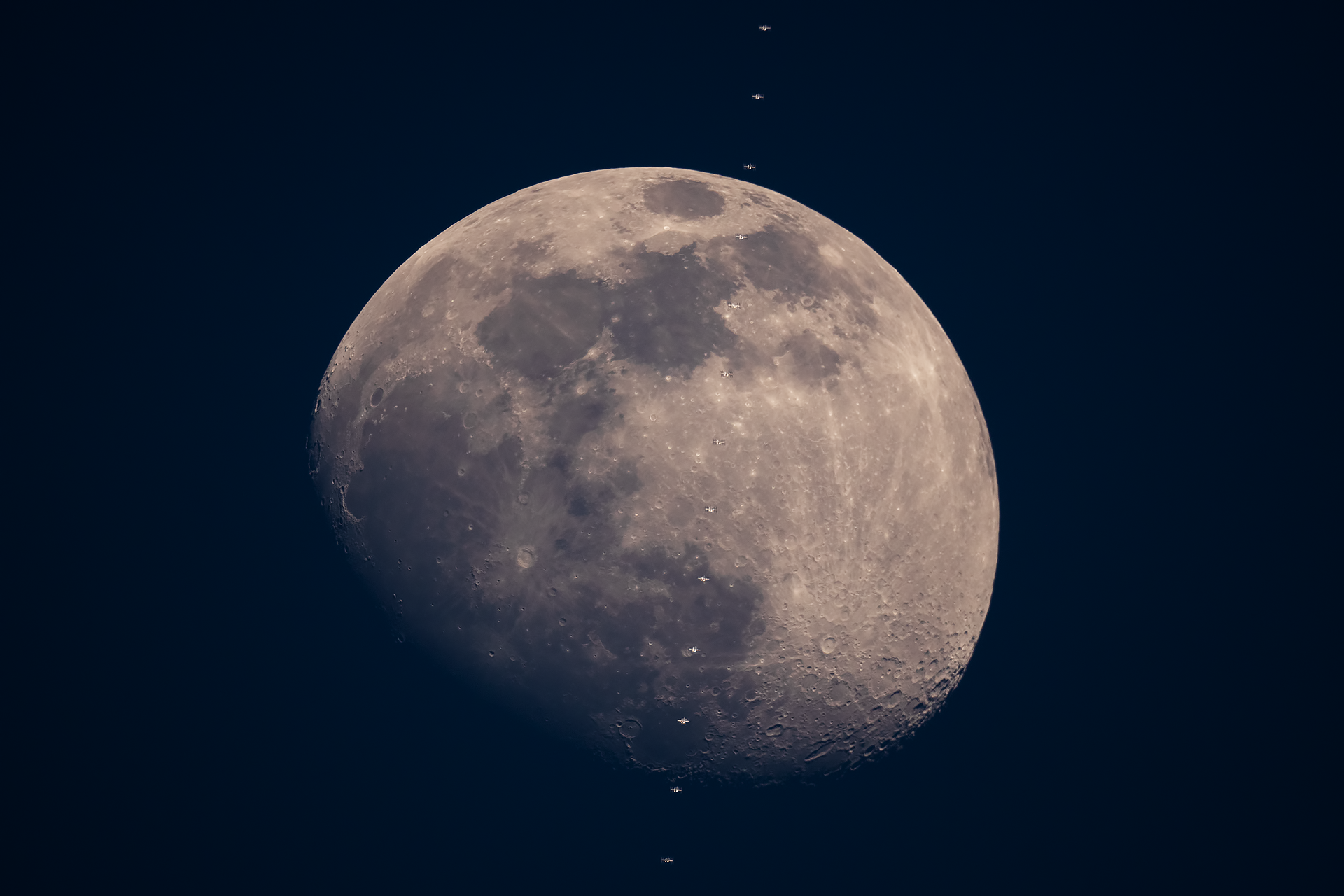 04kwi20_ISS_Moon_stack_G1843.png